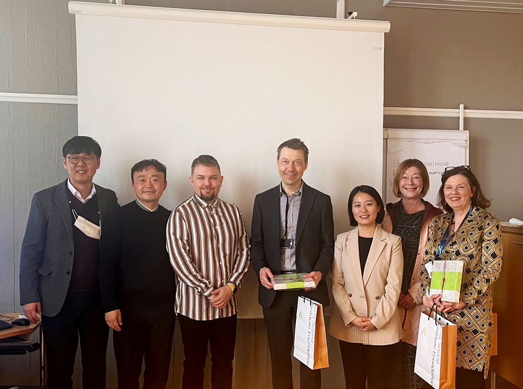 핀란드 탐페레 시청에서 관계자들과 기념사진