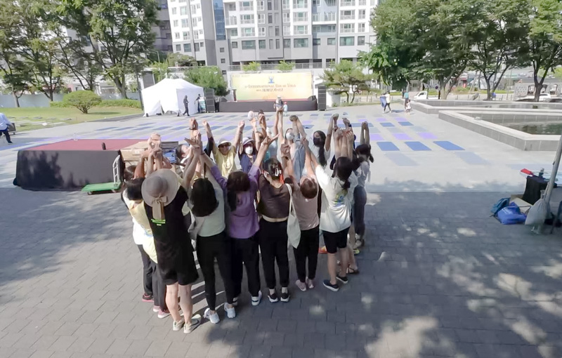 웃음요가를 하고 있는 참가자들