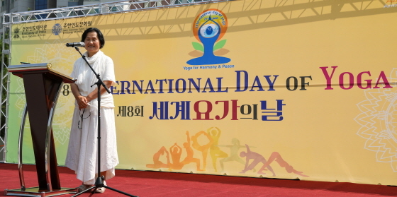 원광디지털대학교 요가명상학과 서종순 교수가 축사를 하는 모습