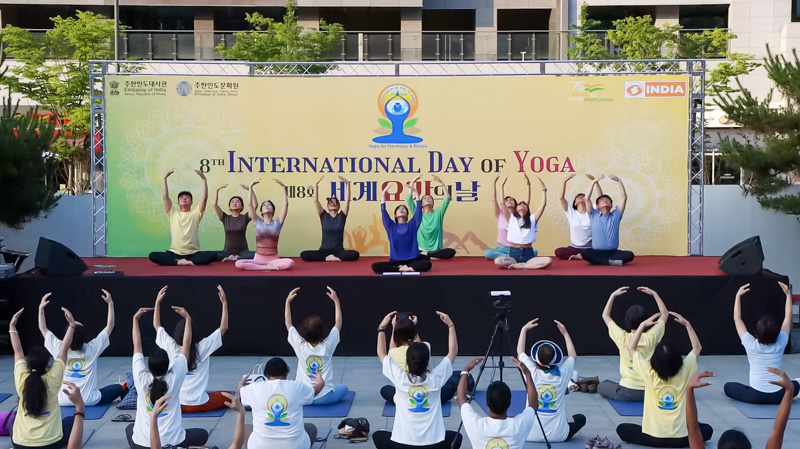 요가를 하고 있는 참가자들 모습