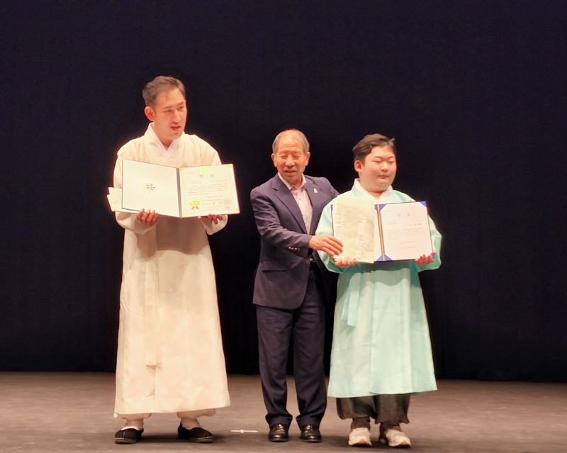 원광디지털대학교 전통공연예술학과 18학번 장성빈 동문(왼쪽 첫 번째)
